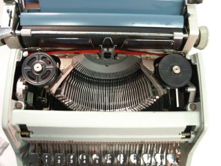 Vintage 1960 ' s Olivetti Underwood Model 21 Portable Cursive Typewriter 5