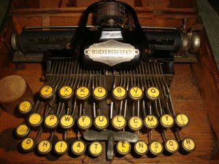 VINTAGE BLICKENSDERFER 5 NO.  5 PORTABLE TYPEWRITER IN WOOD CASE 2