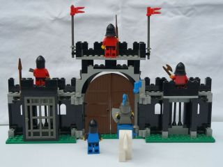 LEGO | 6059 | Vintage | CASTLE | Black Knights | Knights Stronghold | 5 mini fig 2