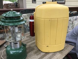 VINTAGE COLEMAN 220J DOUBLE MANTLE LANTERN DATED 8/75 With Case Dated 1/77 4