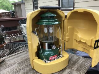 VINTAGE COLEMAN 220J DOUBLE MANTLE LANTERN DATED 8/75 With Case Dated 1/77 8