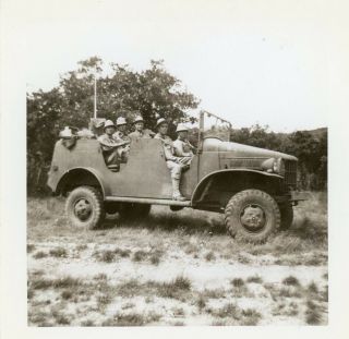 Org Wwii Photo: American Gi’s Amassed In Large Staff Car