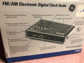 Vintage Space Saver GE FM/AM Electronic Digital Clock Radio 7 - 4612 Compact 6
