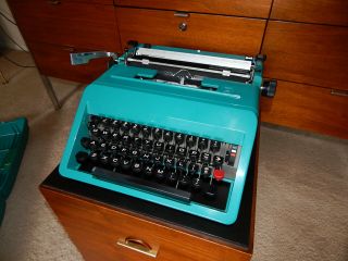 Vintage Mid Century Teal Olivetti Underwood Studio 45 Typewriter & Case 4