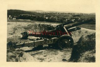 Wwii Photo - Us Gi View Of Captured German Field Howitzer Artillery Gun - 2