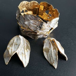 Vintage White Enamel Leaf Gold Tone Hinged Bangle Bracelet & Earrings Set S118