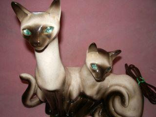 Vintage Mid - Century Modern Ceramic Siamese Cats Tv Lamp - Blue Jewel Eyes