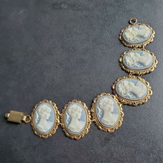 Vintage Blue & White Cameo Bracelet Gold Tone Flower Scalloped K171