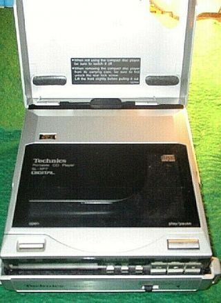 VINTAGE 1986 PORTABLE CD PLAYER TECHNICS SL - XP7 & CASE NO POWER CORD / 3