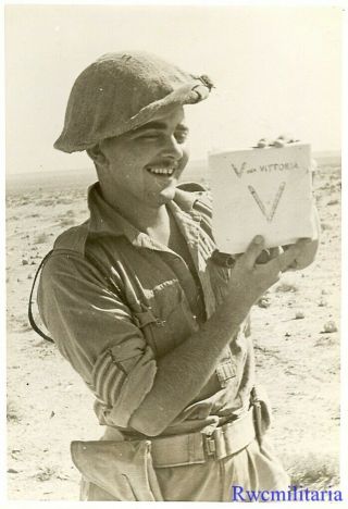 Press Photo: Neat British 8th Army Soldier W/ Victory Rock In Desert; Tobruk