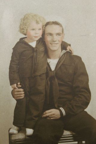 Ww2 Studio Photograph Of An U.  S.  Navy Sailor W/young Boy
