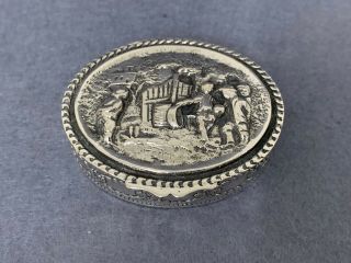 VINTAGE STERLING SILVER GILDED OVAL 925 REPOUSSE PILL SNUFF BOX. 2
