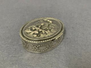 VINTAGE STERLING SILVER GILDED OVAL 925 REPOUSSE PILL SNUFF BOX. 4