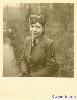 Rare: Close Up Outdoor Pic Female Uniformed Wehrmacht Heferin Girl Posed