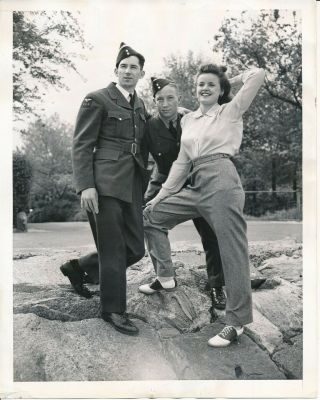 1942 Ww2 Press Photo Usaf Aviation Cadets & Swimmer Go To Playland