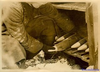 Press Photo: Neat Wehrmacht Artillerymen Bringing Ammo Forward In Winter (1)