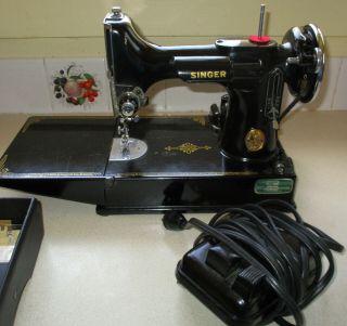 Vintage Badged Singer Featherweight Sewing Machine Black 221 - 1
