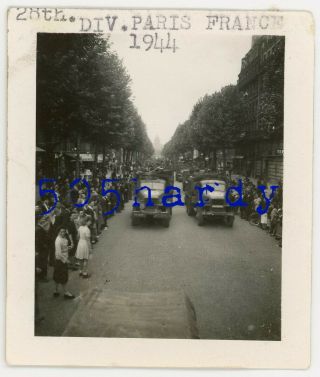 Wwii Us Gi Photo - 28th Infantry Division Trucks Parade In Crowded Streets 1