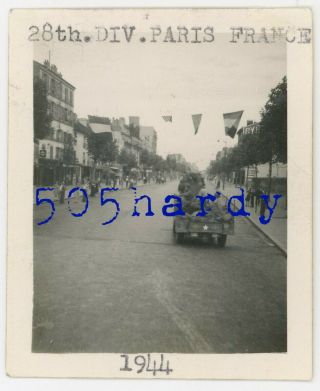 Wwii Us Gi Photo - 28th Infantry Division Trucks Pass Under French Flags