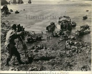 1945 Press Photo Motion Camera Shoots American Troops Landing At Kisko,  Ww Ii