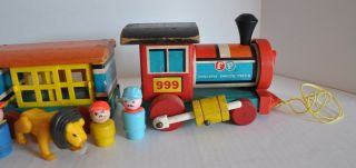 Vintage Fisher Price Little People huffy puffy train with 2