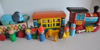 Vintage Fisher Price Little People huffy puffy train with 4