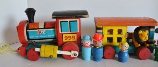 Vintage Fisher Price Little People huffy puffy train with 7