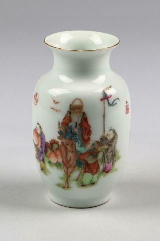 Quality Vintage Chinese 20thc Republic / Prc Porcelain Qianlong Mark Vase