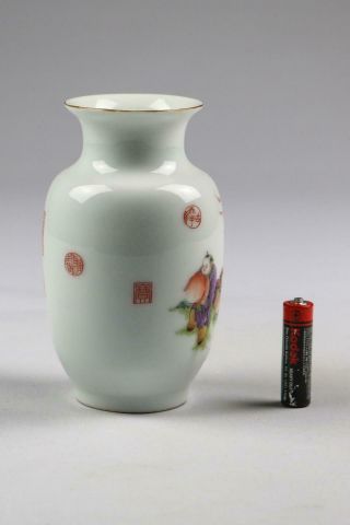 Quality Vintage Chinese 20thC Republic / PRC Porcelain Qianlong Mark Vase 5