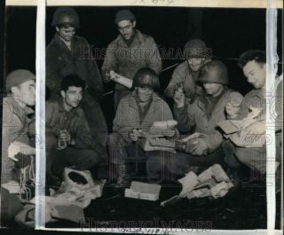 1944 Press Photo American Soldiers & Christmas Packages,  Hurtgen Forest,  Germany