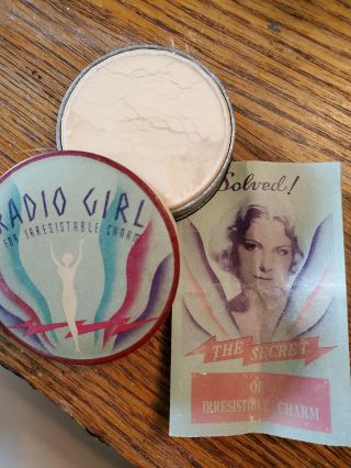 Vintage Radio Girl Face Powder For Irresistible Charm