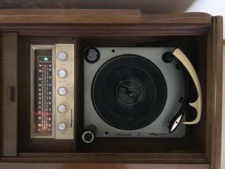 Vintage 1960’s Magnavox Magnasonic stereo console model 3RP616. 2