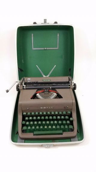 Vintage 1953 Royal Quiet Deluxe Typewriter With Case