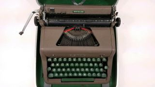 Vintage 1953 Royal Quiet Deluxe Typewriter With Case 2