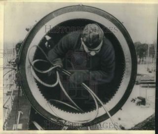 1943 Press Photo A German Soldier Crouches In The Barrel Of An Anti - Invasion Gun