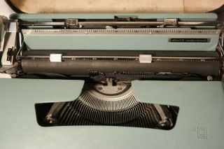 Vintage 1960 ' s Olivetti Lettera 32 TYPEWRITER with Case Made in Italy 4