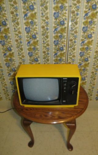 Vintage 1977 YELLOW Quasar Portable Black White TV Television Set WOW 2