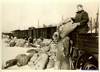 Press Photo: Mail Call Wehrmacht Troops Unloading Sacks Of Mail In Winter; 1942