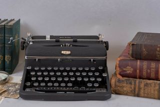 Vintage 40s Hemingway Royal Quiet Deluxe Portable Typewriter W/ Ribbon,  Case