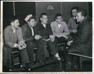 1944 Press Photo Lt.  Richard C.  Hess Talk To Rescued Survivors At Fort Hancock