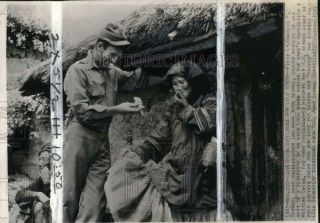 1947 Press Photo U.  S.  Army First Lieutenant Charles F Schwer & Lolo Woman,  China
