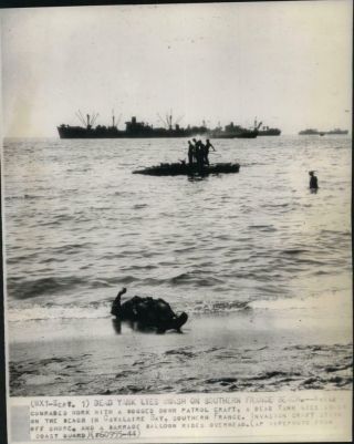 Wwii Fallen U.  S.  Soldier On Beach In Cavalaire Bay,  Southern France Photo - B305