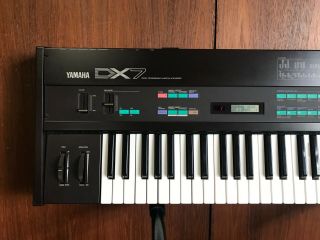 Yamaha DX7 vintage digital synth with case battery & 2