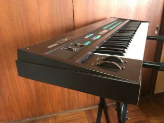 Yamaha DX7 vintage digital synth with case battery & 5