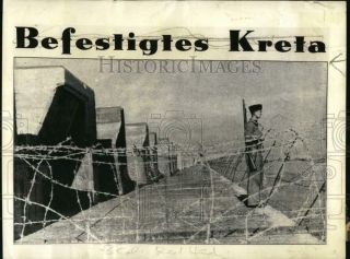 1943 Press Photo Soldier Guarding The Island Of Crete - Pim01680