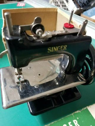 Vintage Black Model 20 Child ' s Singer Sewing Machine wow toy w box 2