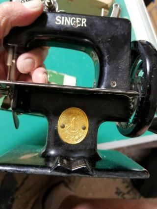 Vintage Black Model 20 Child ' s Singer Sewing Machine wow toy w box 3