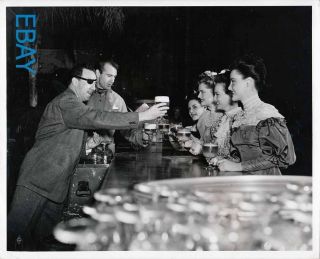 Gary Cooper Raoul Walsh Serve Beer To Ladies Vintage Photo