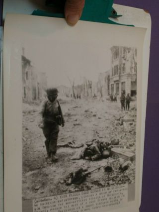 Wwii Ap Wire Photo U.  S Infantryman Passes Dead German Soldier France 11/4/44 709