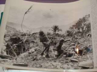 Wwii Ap Wire Photo U.  S.  Marine Tosses Hand Grenade At Japan Position Saipan 688